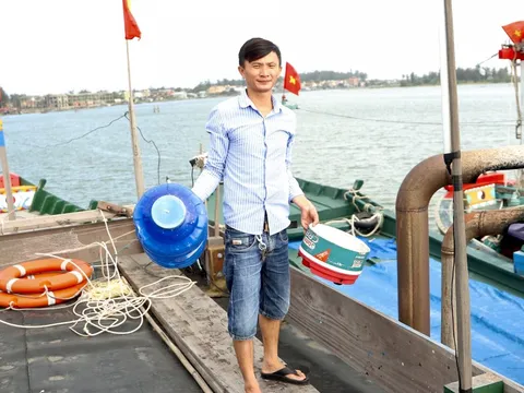 Thừa Thiên - Huế: Chàng thanh niên đi tàu cá tiền tỉ thu gom rác gây quỹ giúp học sinh nghèo